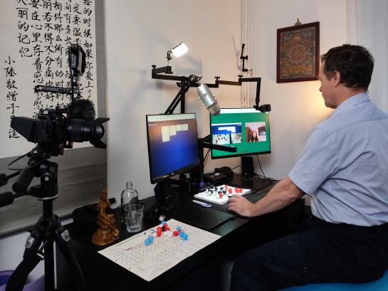 De filmstudio van waaruit Boris online lesgeeft.