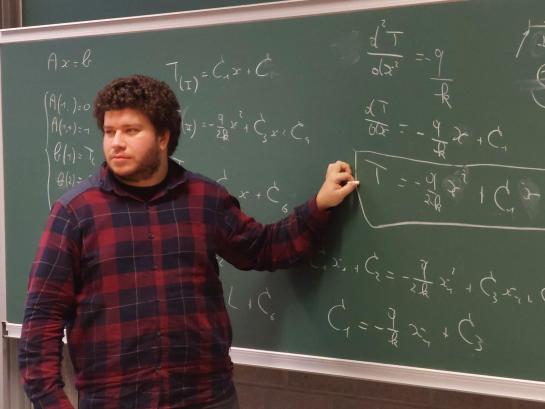 Andrei schrijft op een schoolbord