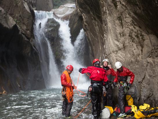 Leden van het Belgian Canyoning Expedition Team met watervallen op de achtergrond