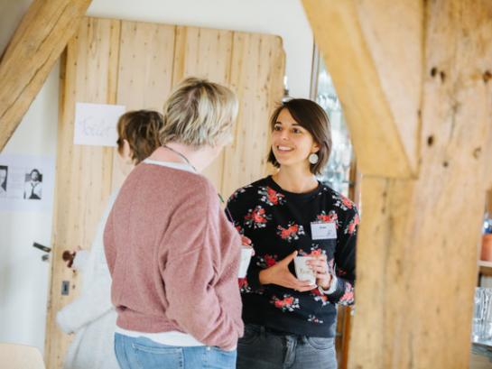 Fran praat met een ouder