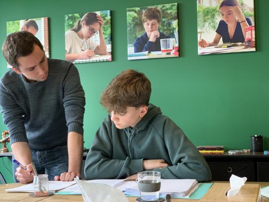 Domien Van der Elst begeleid een leerling