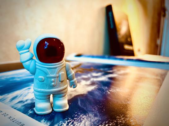 Integrales astronaut zwaait je goedendag