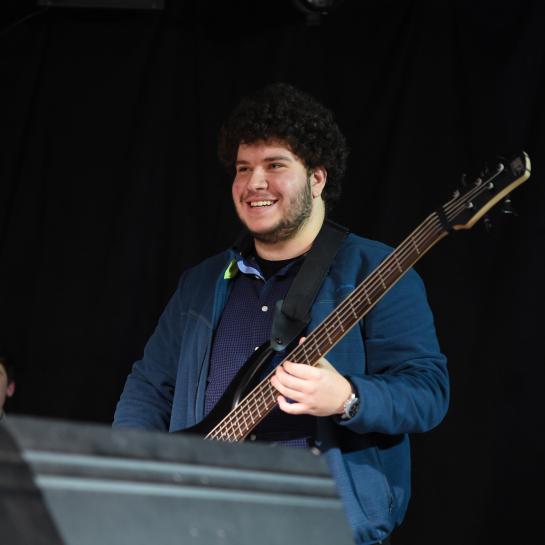 Andrei speelt gitaar