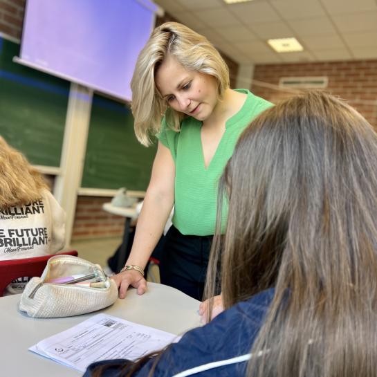 Charlotte Verhoeven geeft les Nederlands op school