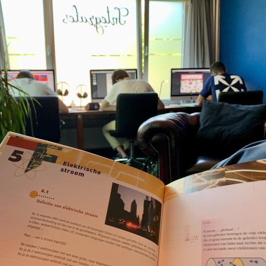 Leerlingen studeren zelfstandig in de Integrales praktijk