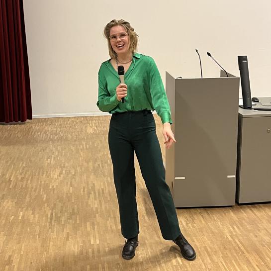 Alicia Moses presenteert