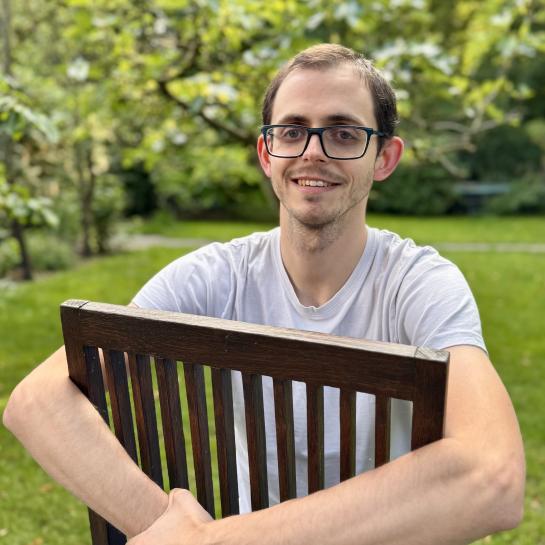 Karsten Verhasselt op een stoel