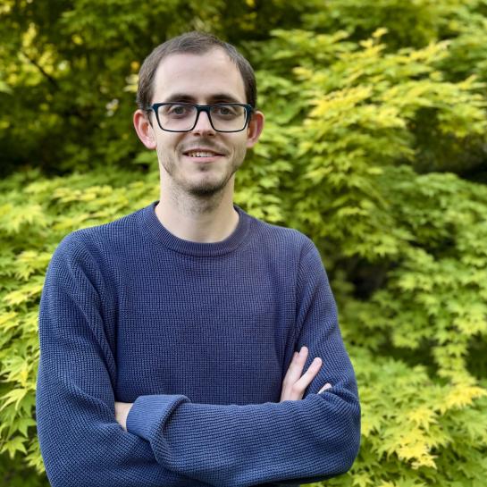 Karsten Verhasselt in een groene omgeving